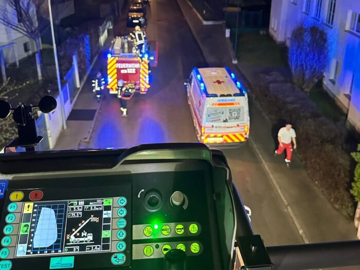 +++ Menschenrettung und Verkehrsunfall - Pkw gegen Baum +++  Am 24.März kurz nach 22:00 Uhr unterstützte die Wache 2 der Feuerwehr Klosterneuburg das Rote Kreuz bei einem Abtransport einer Patientin aus dem ersten Obergeschoss.  Nur zwei Stunden später rückte die Wache 2 zu einem Verkehrsunfall Pkw gegen Baum im Kreisverkehr Stift Klosterneuburg. Nach der Unfallaufnahme durch die Polizei wurde der Pkw durch die Feuerwehr geborgen.