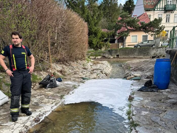 +++ Schadstoffeinsatz in Weidling - mehrere Liter Diesel im Kanal - Weidlingerbach +++  Heute um 16:01 Uhr wurden beide Wachen der Feuerwehr Klosterneuburg gemeinsam mit der Feuerwehr Weidling zu einem Schadstoffeinsatz alarmiert. Durch unsachgemäßen Umgang traten größere Mengen Treibstoff aus und gelangten über die Kanalisation in den Weidlingbach. Durch die Einsatzkräfte wurden mehrere Ölsperren aufgebaut um eine größere Ausbreitung zu verhindern. Im Anschluss wurde das Öl gebunden und aus dem Weidlingerbach entsorgt. Mach über drei Stunden konnte der Einsatz beendet werden.