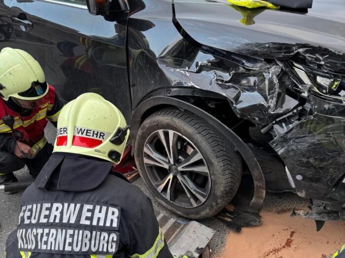 +++ Fahrzeugbergung nach Verkehrsunfall - Weidlingerstraße +++  Heute um 18:34 Uhr wurde die Wache 2 der Feuerwehr Klosterneuburg zu einer Fahrzeugbergung alarmiert. Aus bisher unbekannter Ursache krachte ein Pkw gegen ein geparktes Fahrzeug auf der Weidlingerstraße. Nach der Unfallaufnahme durch die Polizei wurde der Pkw durch die Feuerwehr geborgen. Danach wurde die Fahrbahn von ausgeflossene Betriebsmitteln gereinigt.