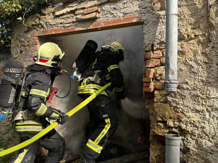 +++ Wohnhausbrand in der Leopoldstraße +++  Am 12.April um 15:59 Uhr wurden beide Wachen der Feuerwehr Klosterneuburg gemeinsam mit der Polizei zu einem Gebäudebrand in die Leopoldstraße alarmiert. Aus bisher unbekannter Ursache brach in einem leerstehenden Gebäude ein Brand aus. Der erste Atemschutztrupp begann sofort nach dem Eintreffen mit einem Außenangriff. Über die Teleskopmastbühne wurde der Brand im Dachbereich übernommen. Zusätzlich übernahm ein weiterer Trupp den Innenangriff. Nach ,,Brand aus“ wurden alle Brandstellen mit der Wärmebildkamera kontrolliert. Auch das Atemluftfahrzeug der Feuerwehr Kierling war vor Ort um die leeren Atemschutzflaschen zu füllen. Die Brandursache ist ungeklärt, die Polizei hat die Ermittlungen bereits aufgenommen.