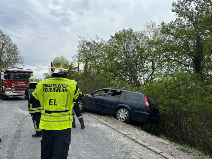 +++ Zwei Verkehrsunfälle und eine Ölspur am Palmsonntag +++  Um 12:45 Uhr wurde die Wache 1 zu einem Verkehrsunfall alarmiert. Aus bisher unbekannter Ursache kollidierten bei der Tankstellenausfahrt auf der Kierlingerstraße zwei Pkws. Diese wurden durch die Mannschaft rasch von der Fahrbahn geborgen.  Gegen 17:30 Uhr wurden beide Wachen der Feuerwehr Klosterneuburg gemeinsam mit der Polizei zu einem Verkehrsunfall auf die Höhenstraße alarmiert. Nach einem Reifenplatzer verlor der Lenker die Kontrolle über sein Fahrzeug und rutschte in den Graben. Mit der Seilwinde wurde der Pkw auf die Fahrbahn gezogen und im Anschluss an einer von der Polizei angegebenen Stelle gesichert abgestellt.  Beim Einrücken wurde die Wache 2 zu einer Ölspur (Dieselaustritt aus Pkw) im Stadtgebiet alarmiert. Da sich die Dieselspur über mehrere Kilometer zog, wurde zur Unterstützung die Kehrmaschine der Stadtgemeinde hinzugezogen.