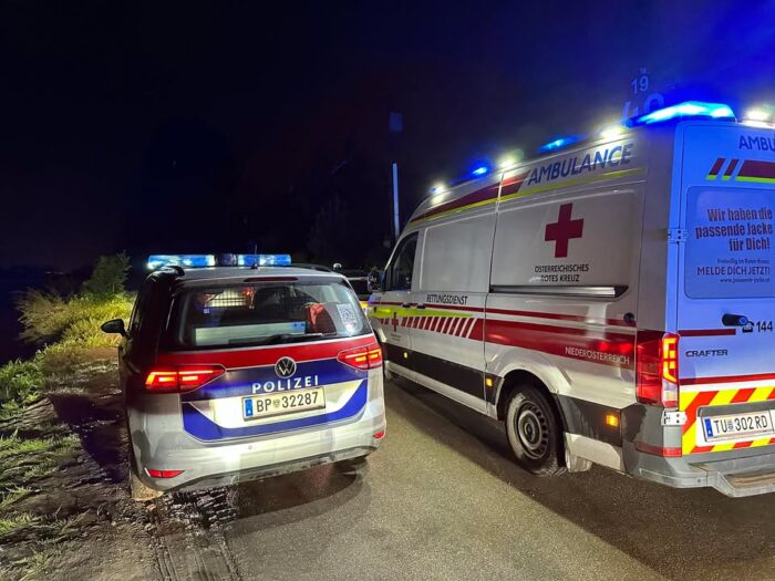 +++ Menschenrettung  -  Person in die Donau gestürzt +++  Am 05.Mai kurz vor 22:00 Uhr wurden beide Wachen der Feuerwehr Klosterneuburg gemeinsam mit der Polizei und dem Rettungsdienst zu einer Menschenrettung alarmiert. Aus bisher unbekannter Ursache stürzte ein Mann in die Donau und konnte sich selbstständig nicht mehr aus dem Wasser retten. Dieser wurde durch die Polizei Klosterneuburg rasch ans Ufer gezogen und dem Roten Kreuz übergeben. Nach 45 Minuten konnten beide Wachen der Feuerwehr Klosterneuburg wieder einrücken. Rotes Kreuz Klosterneuburg