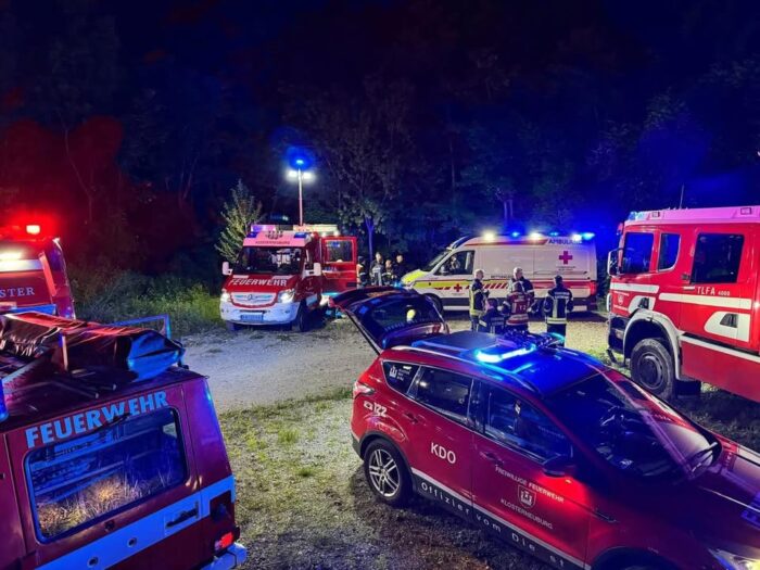 +++ Menschenrettung im Wald +++  Am 09.Mai gegen 21:30 Uhr wurden die Feuerwehren Weidling und Klosterneuburg Wache 2, gemeinsam mit dem Roten Kreuz Klosterneuburg und der Polizei zu einer Menschenrettung nach Weidling gerufen.
Eine Person hatte sich im Wald verletzt und konnte nicht mehr geortet werden.
Gemeinsam wurde der umliegende Wald abgesucht und die Person nach kurzer Zeit gefunden. Nach ca. 1 Stunde konnten die Einsatzkräfte wieder einrücken.