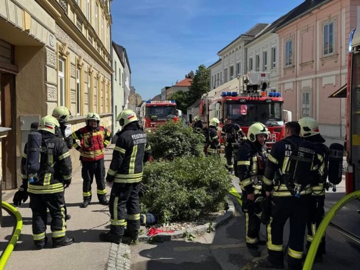 +++ Kellerbrand mit Menschenrettung in der Albrechtstraße +++  Am Samstag, den 10. Mai wurden um 14:34 Uhr beide Feuerwachen sowie der diensthabende Einsatzoffizier der Feuerwehr Klosterneuburg zu einem Kellerband in die Albrechtstraße alarmiert.
An der Einsatzstelle drang bereits dichter Rauch aus den Kellerfenstern. Weiters gab es die Information, dass noch Personen als vermisst gelten. Unter Atemschutz wurde mit einer Löschleitung der Kellerband bekämpft, ein weiterer Atemschutztrupp durchsuchte das Gebäude nach den vermissten Personen. Eine Person wurde in einer Wohnung im ersten Obergeschoss unversehrt vorgefunden und ins Freie verbracht. Aufgrund der Gefahrenlage wurde die Feuerwehr Kritzendorf sowie die Feuerwehr Kierling mit dem Atemluftfahrzeug zur Unterstützung angefordert. Nach rund einer Stunde konnte der Einsatzbeendet werden. Was der Auslöser für das Brandgeschehen war, wird derzeit von der Polizei untersucht. Insgesamt standen rund 40 Einsatzkräfte von drei Feuerwehren sowie das Rote Kreuz Klosterneuburg mit einem Rettungswagen, einem Notarzteinsatzfahrzeug sowie dem Bezirkseinsatzleiter im Einsatz.