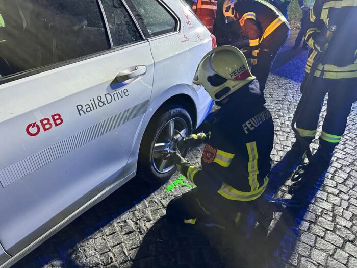 +++ Schwerer Verkehrsunfall - Höhenstraße +++  Am 10.Mai um 22:14 Uhr wurden beide Wachen zu einem Verkehrsunfall auf die Höhenstraße alarmiert. Aus bisher unbekannter Ursache prallte der Pkw-Lenker mit seinem Fahrzeug gegen eine Betonmauer. Dieser wurde vor Ort notärztlich versorgt und in ein umliegendes Krankenhaus transportiert. Der Pkw wurde mittels Kran geborgen und an einem Parkplatz gesichert abgestellt. Um 23:30 Uhr konnte der Einsatz beendet werden.  Wir wünschen gute Besserung!