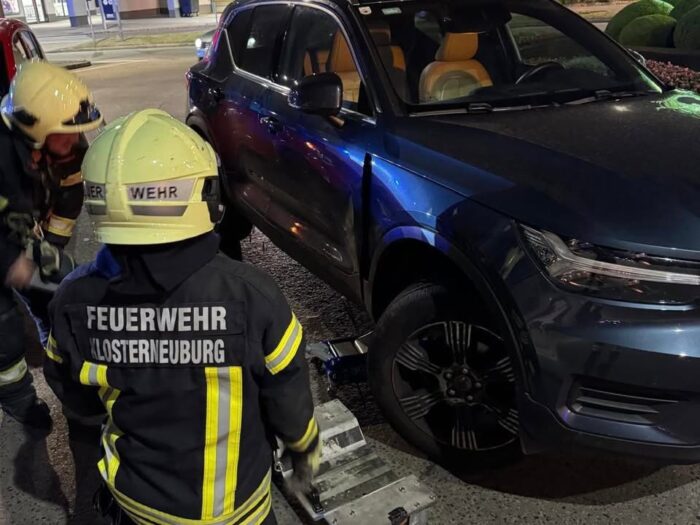 +++ Brandeinsatz & Fahrzeugbergung nach Verkehrsunfall im Kreisverkehr +++  Am 11.Mai um 21:52 Uhr wurden beide Wachen erneut zu einem Brandeinsatz alarmiert. Am Einsatzort konnte durch den Einsatzoffizier rasch Entwarnung gegeben werden, es handelte sich um eine Feuerschale auf einer Terrasse.  Währenddessen wurde die Wache 2 zu einem Folgeeinsatz alarmiert. Nach einem Verkehrsunfall musste ein Pkw aus dem Kreisverkehr am Bahnhof Klosterneuburg-Weidling geborgen werden. Nach 45 Minuten konnten die Einsatzkräfte wieder einrücken.