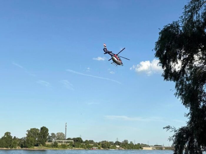 +++ Schwerer Motorbootunfall auf der Donau in Klosterneuburg fordert sechs Verletzte +++  Ein schwerer Motorbootunfall auf der Donau sorgte am Samstag in den späten Nachmittagsstunden für einen Großeinsatz von Feuerwehr, Rettungskräften und Polizei. Zwischen der Rollfähre und dem Einlaufwerk in Klosterneuburg kollidierten zwei Sportboote mit insgesamt zehn Personen an Bord. Bei dem Zusammenstoß wurden sechs Personen verletzt, die vom Rettungsdienst erstversorgt und anschließend in umliegende Krankenhäuser gebracht wurden. Die Feuerwehr brachte beide Boote rasch ans Ufer. Die Freiwillige Feuerwehr Klosterneuburg Stadt hob die beschädigten Wasserfahrzeuge mithilfe spezieller Gerätschaften aus dem Wasser. Auf Anordnung der Staatsanwaltschaft Korneuburg wurden die Boote anschließend an einem sicheren Ort im Stadtgebiet gesichert abgestellt. Insgesamt waren rund 50 Einsatzkräfte mit zwölf Fahrzeugen und vier Booten im Einsatz. Neben der Feuerwehr standen zahlreiche Organisationen im Einsatz, darunter auch Taucher der Berufsfeuerwehr Wien sowie mehrere Einheiten des Roten Kreuzes mit zwei Notarzteinsatzfahrzeugen (NEF), zwei Einsatzleitfahrzeugen (BEL) und vier Rettungswägen (RTW).
Auch die Luftunterstützung wurde alarmiert: Der ÖAMTC-Notarzthubschrauber Christophorus 9 sowie der Polizeihubschrauber „Libelle“ unterstützten die Arbeiten aus der Luft. Die Wasserpolizei Wien, die Polizeiinspektion Klosterneuburg, die Schifffahrtspolizei, die Schifffahrtsaufsicht sowie die Wasserrettung Tulln waren ebenfalls an der Einsatzstelle beteiligt. Die genaue Unfallursache ist derzeit noch Gegenstand polizeilicher Ermittlungen. Die Staatsanwaltschaft hat Ermittlungen aufgenommen. ORF Niederösterreich
