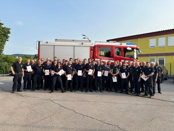 ..:: Urkundenverleihung Hochwasser 2024 ::..  Im Rahmen einer Versammlung wurden heute durch unseren Abschnittsfeuerwehrkommandanten Branddirektor Josef Angelmayer und unserem Feuerwehrkommandanten ABI Benjamin Löbl Hochwasserurkunden sowie Hochwassermedaillen an die Mannschaft der Feuerwehr Klosterneuburg verliehen.